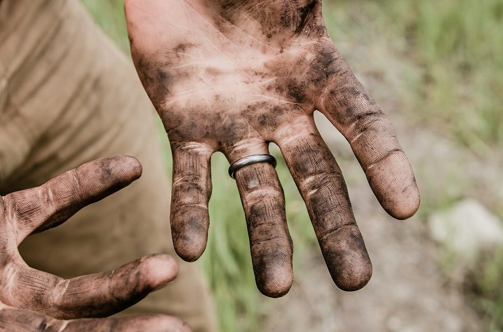 arbeitende-haende-gartenarbeit-schmutzige-haende