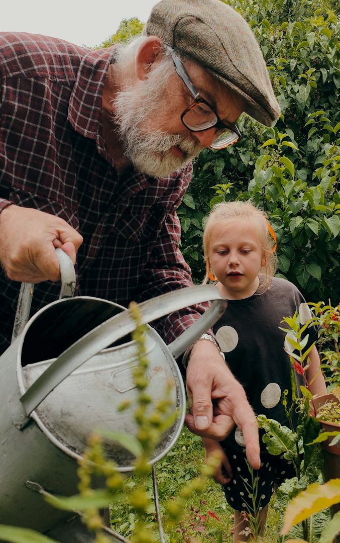 opa-mit-kind-im-garten